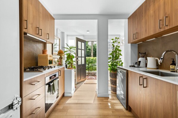 Fridge, oven, stovetop, dishwasher