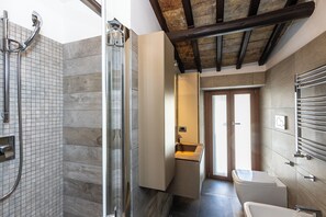Apartment | Badezimmer | Dusche, Regendusche, kostenlose Toilettenartikel, Handtücher