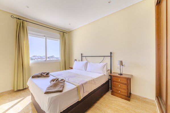 2 chambres, fer et planche à repasser, Wi-Fi gratuit, draps fournis