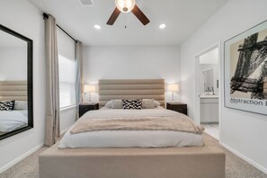 Een strijkplank/strijkijzer, wifi, beddengoed