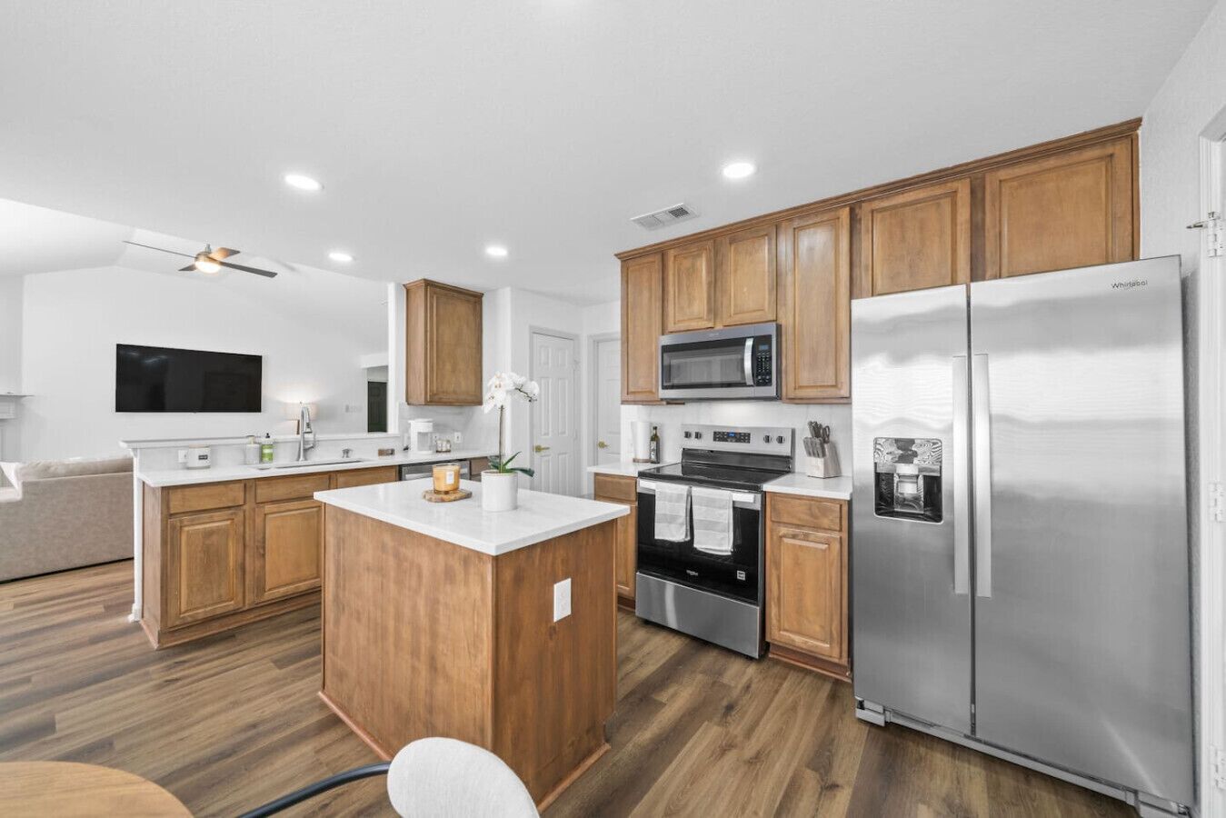 Frigorífico, microondas, horno y placa de cocina