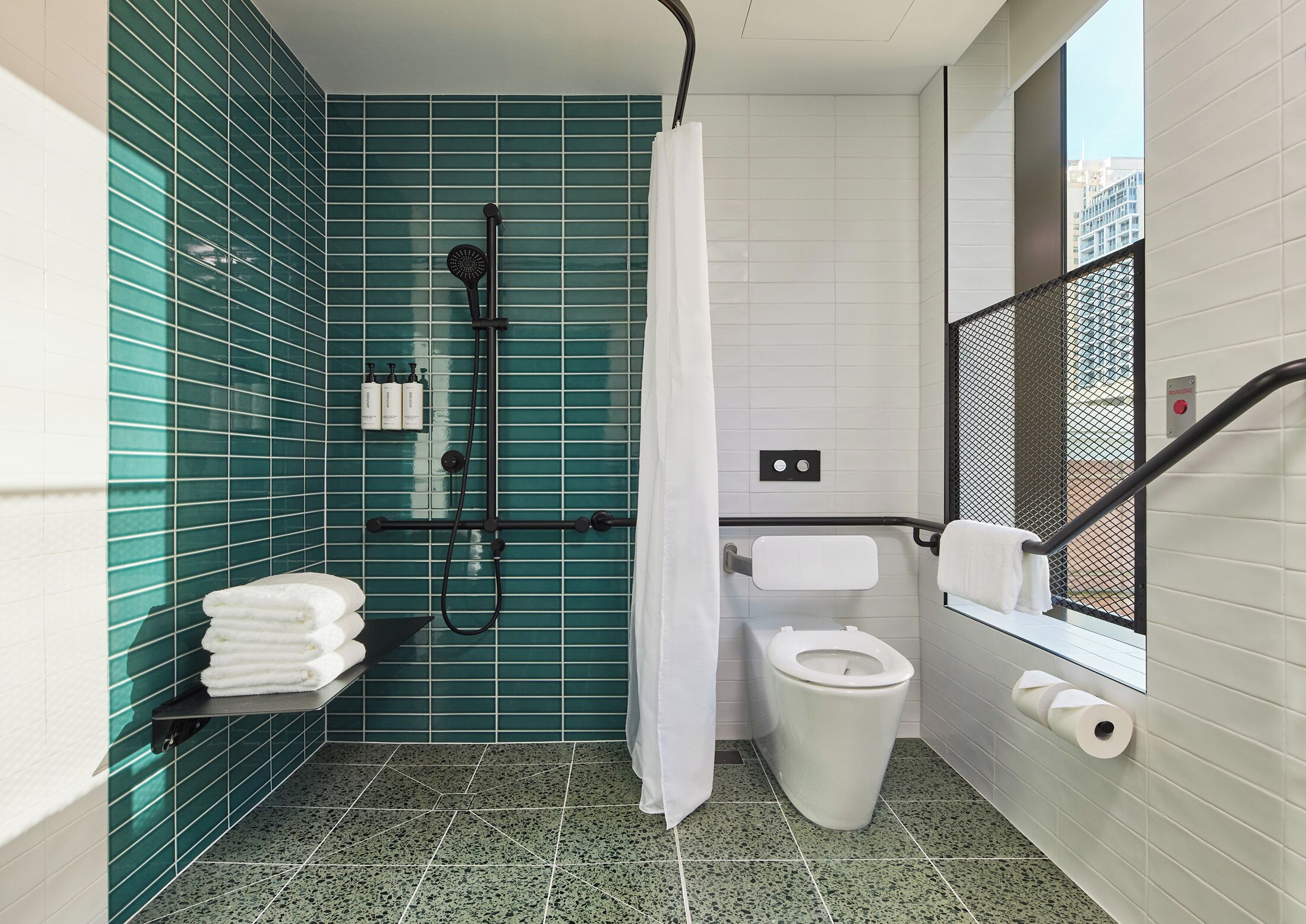 Chambre Standard, 1 grand lit, douche accessible en fauteuil roulant