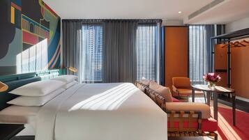 Habitación Deluxe, 1 cama King size | Ropa de cama de alta calidad y escritorio