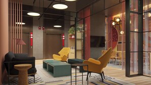 Un interno moderno con un divano, poltrone, un tavolino da caffè e una televisione.
