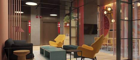 Un interior moderno con sofá, sillones, una mesa de centro y televisor.