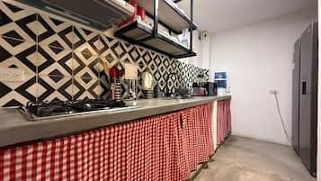 Lemari es besar, microwave, dan blender