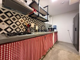 Refrigerador con freezer, microondas, licuadora