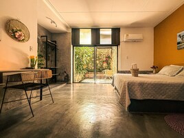 Escritorio, espacio para trabajar con laptop y wifi gratis 