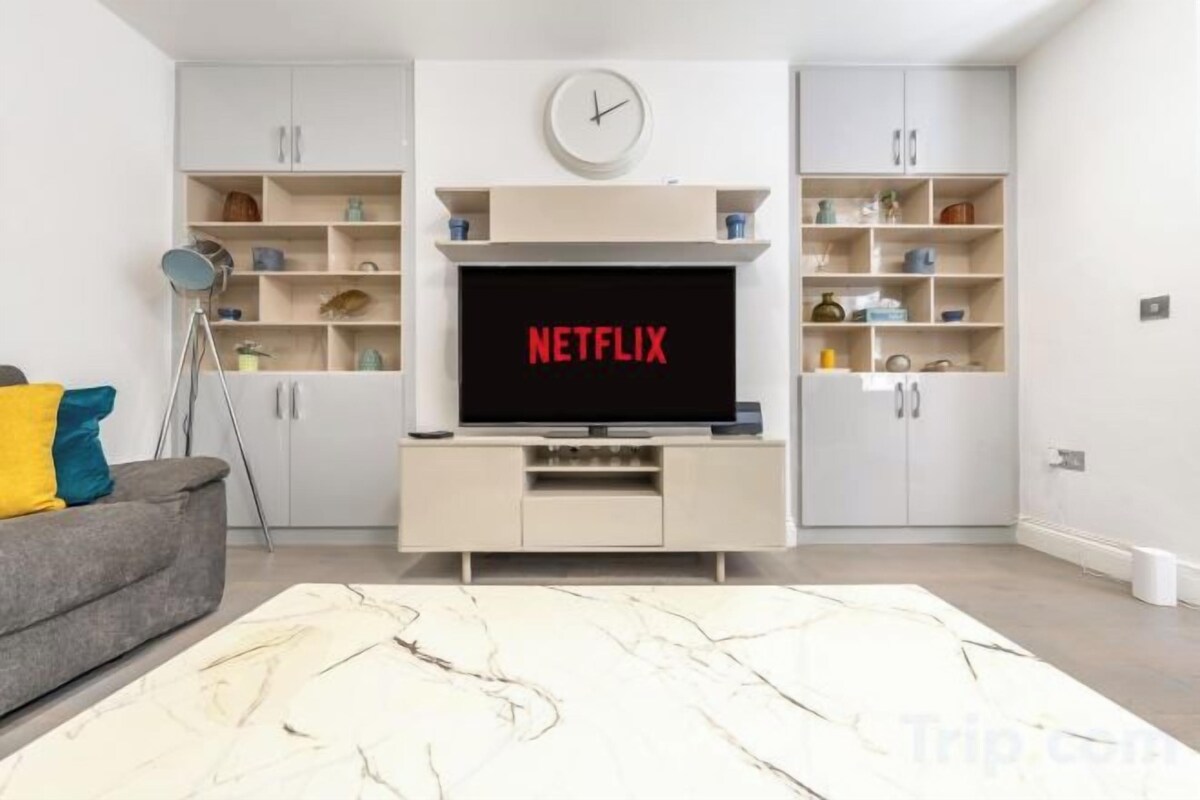 Living area | Smart TV, streaming services
