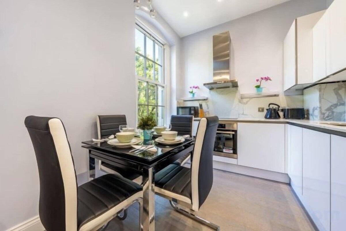 Private kitchen | Coffee/tea maker, fridge, electric kettle, toaster
