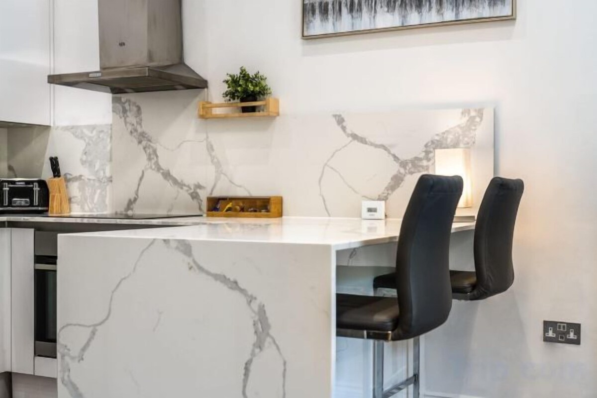 Private kitchen | Coffee/tea maker, fridge, electric kettle, toaster