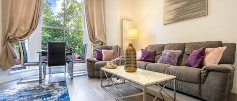 Appartement Deluxe, 3 chambres, rez-de-chaussée | Coin séjour