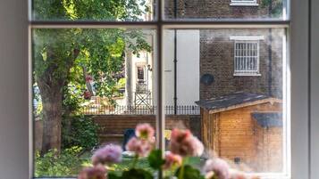 Apartamento luxo, 3 quartos, no piso térreo | Vista para o jardim