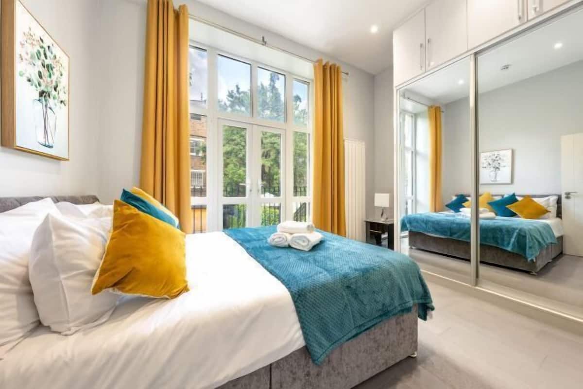 Travel cot, rollaway beds, free WiFi, bed sheets