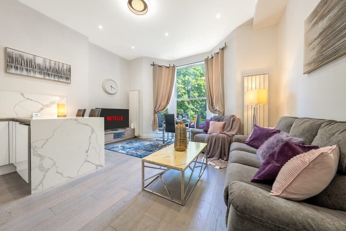 Apartamento luxo, 3 quartos, no piso térreo | Área de estar | Smart TV, serviços de streaming