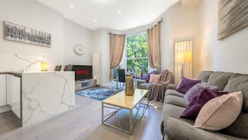 Apartamento luxo, 3 quartos, no piso térreo | Área de estar | Smart TV, serviços de streaming