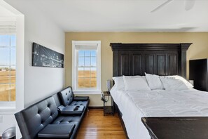 4 bedrooms, desk, iron/ironing board, free WiFi