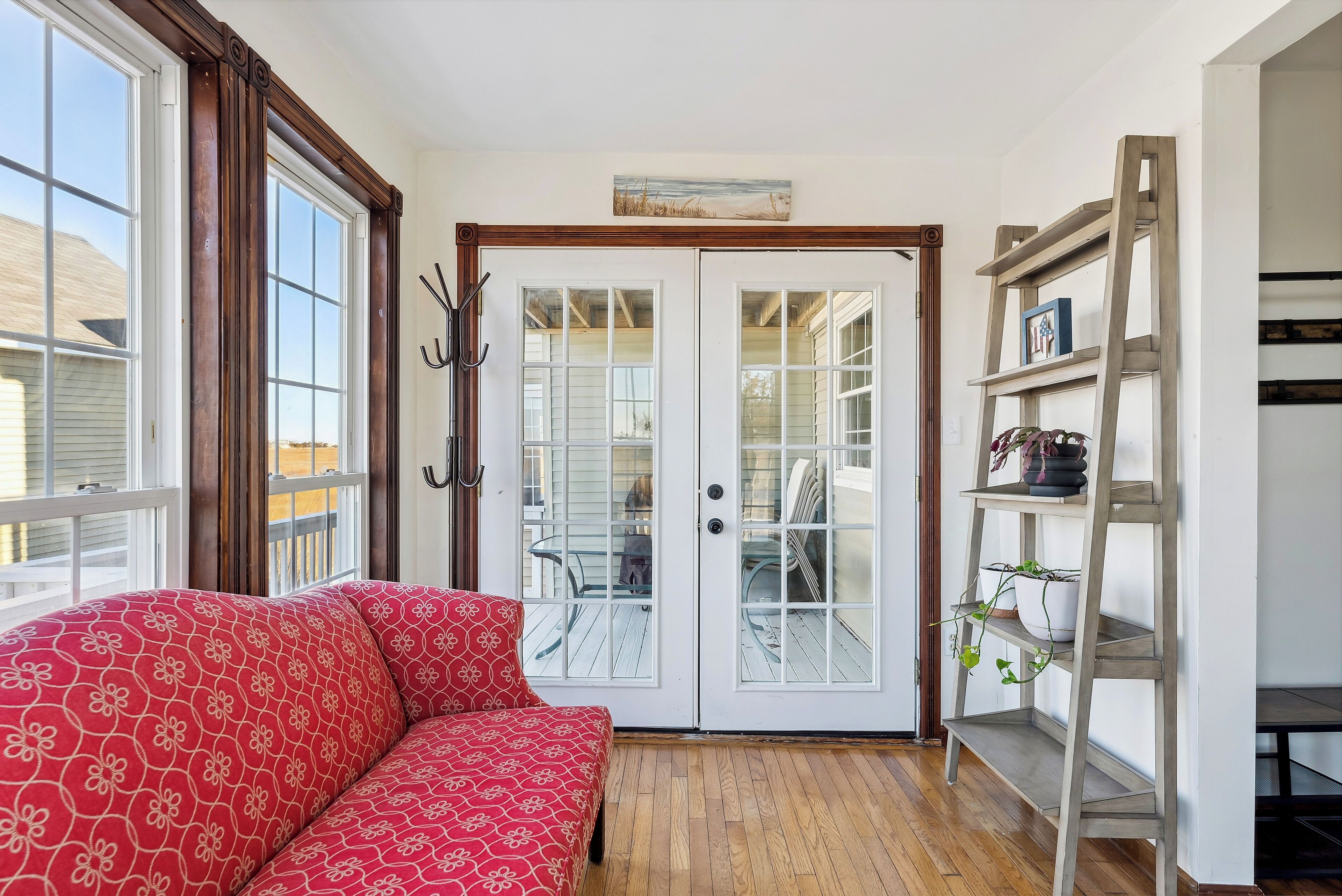 Smart TV, reproductor de DVD, libros y monitor de computadora 