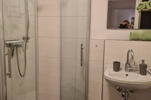 Regadera, toallas, papel de baño 