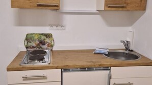 Una cocina con armarios de madera, un fregadero y una estufa.