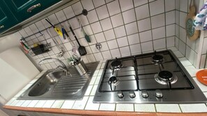 Køleskab, mikrobølgeovn, ovn, kogeplade