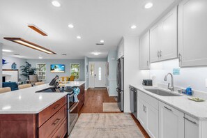 Micro-ondes, four, plaque de cuisson, lave-vaisselle