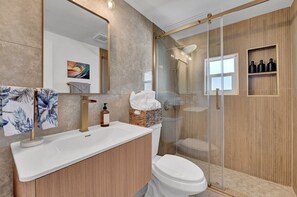 Dusche, Haartrockner, Handtücher, Seife