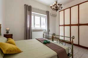 2 habitaciones y tabla de planchar con plancha 