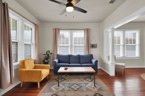 Una televisión, una chimenea