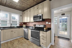 Micro-ondes, four, plaque de cuisson, lave-vaisselle