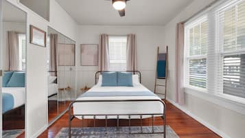3 bedrooms, iron/ironing board, WiFi, bed sheets