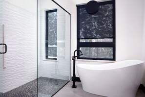 Hair dryer, towels - Cedar View: Luxurious 4-Bedroom Mountain Retreat Near Red Mountain Resort (Rossland)