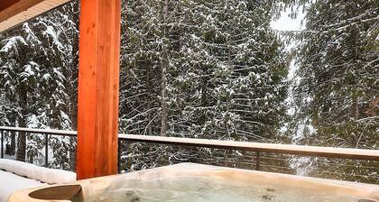 Cedar View: Luxurious 4-Bedroom Mountain Retreat Near Red Mountain Resort