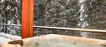 Cedar View: Luxurious 4-Bedroom Mountain Retreat Near Red Mountain Resort