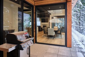 Outdoor dining - Cedar View: Luxurious 4-Bedroom Mountain Retreat Near Red Mountain Resort (Rossland)
