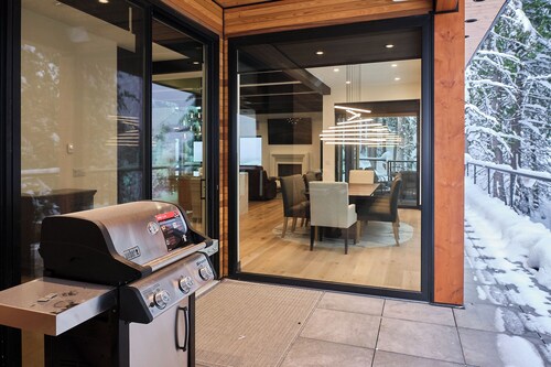 Cedar View: Luxurious 4-Bedroom Mountain Retreat Near Red Mountain Resort