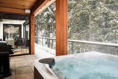 Cedar View: Luxurious 4-Bedroom Mountain Retreat Near Red Mountain Resort