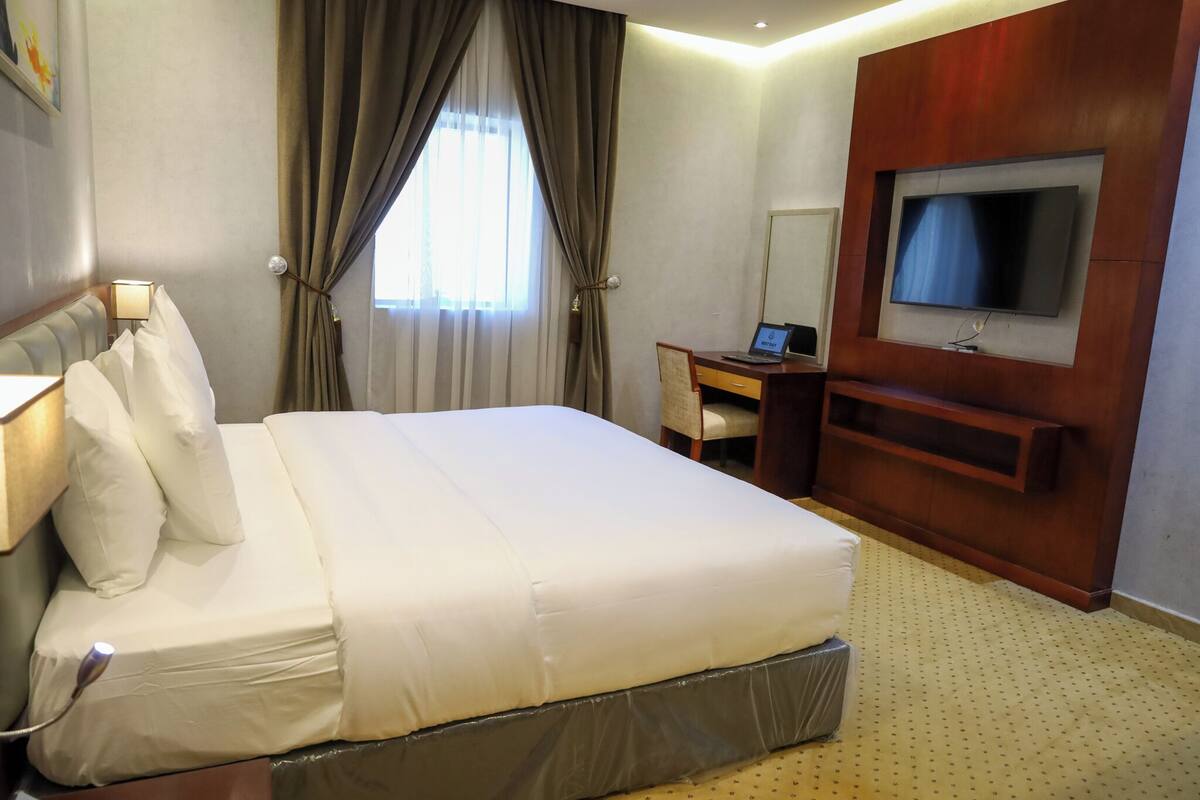 Phòng Suite Deluxe, 1 giường cỡ queen | Khu vực làm việc phù hợp cho laptop, phòng cách âm