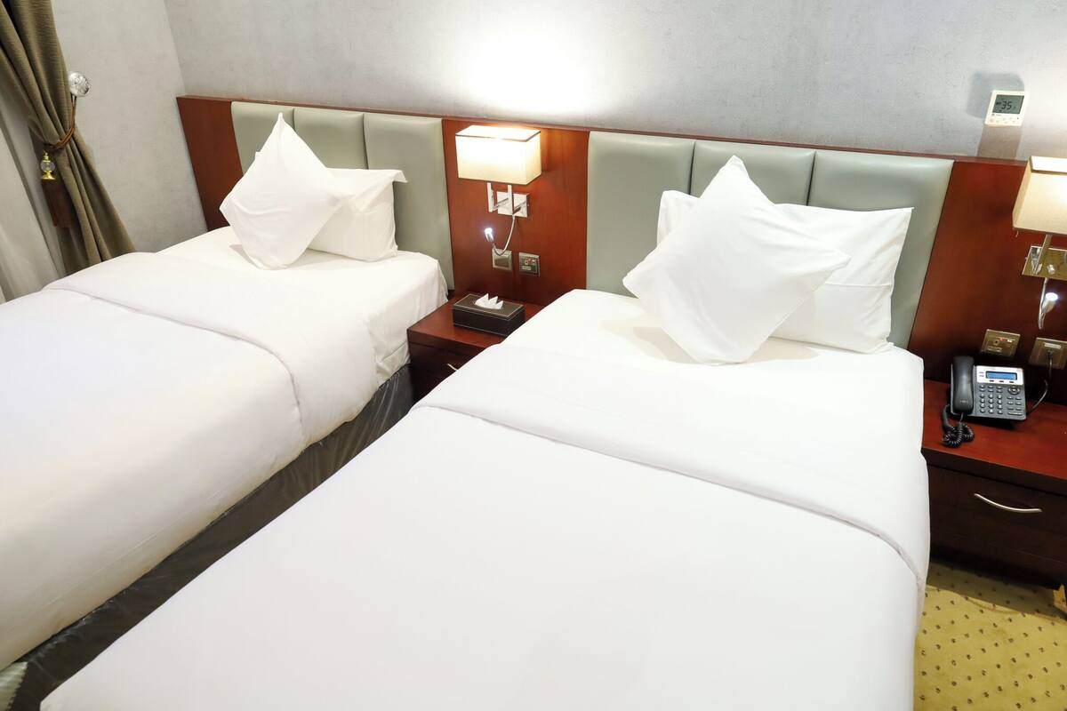 Phòng Suite Deluxe, 2 giường đơn | Khu vực làm việc phù hợp cho laptop, phòng cách âm