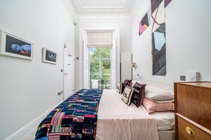 Escritorio, tabla de planchar con plancha, wifi y ropa de cama 