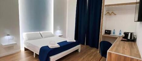 Tweepersoonskamer, balkon, uitzicht op zee | Een kluis op de kamer, een strijkplank/strijkijzer, gratis wifi