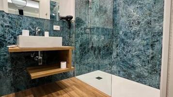 Doppelzimmer, Balkon, Meerblick | Badezimmer