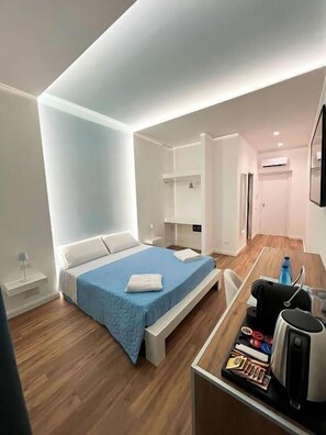 Deluxe Double Room, Sea View | In-room safe, iron/ironing board, free WiFi