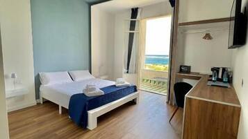 Habitación doble, balcón, vista al mar | Caja de seguridad en la habitación y tabla de planchar con plancha