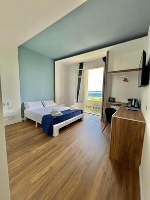 Dobbeltrom, balkong, sjøutsikt | Minibar, safe på rommet, strykejern/-brett og wi-fi (inkludert)