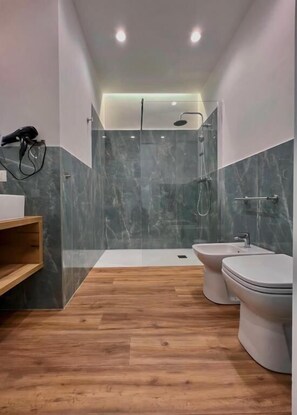 Deluxe Double Room, Sea View | Bathroom