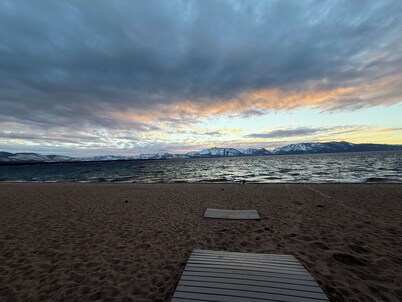 Ski Bums hideout- The Eagle’s Nest with Fabulous Views of Lake Tahoe.Walk to Ski