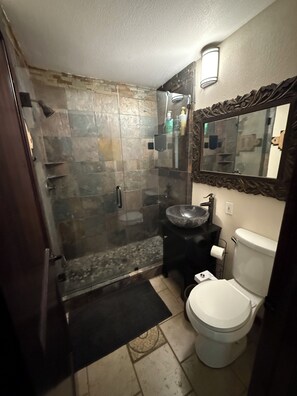 Secadora de cabello, bidet, toallas, jabón 