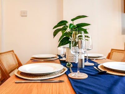 Pass the Keys | Beautiful 2BR Apt | City Centre | Walk Everywhere