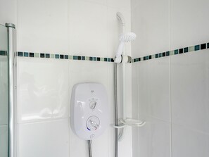 Chuveiro, secador de cabelo, toalhas de banho 